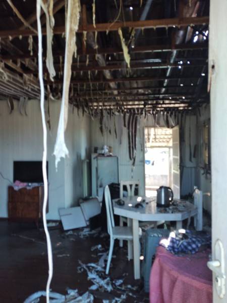 Com baldes e mangueiras, moradores combatem incêndio em casa no Balneário Arroio do Silva — foto 2