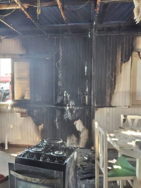 Com baldes e mangueiras, moradores combatem incêndio em casa no Balneário Arroio do Silva — foto 5