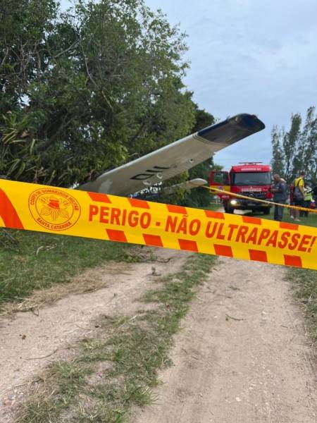 Avião colide em árvore ao pousar em Imbituba e piloto fica ferido — foto 1