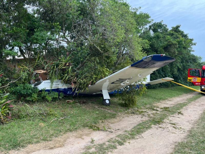 Avião colide em árvore ao pousar em Imbituba e piloto fica ferido — foto 2