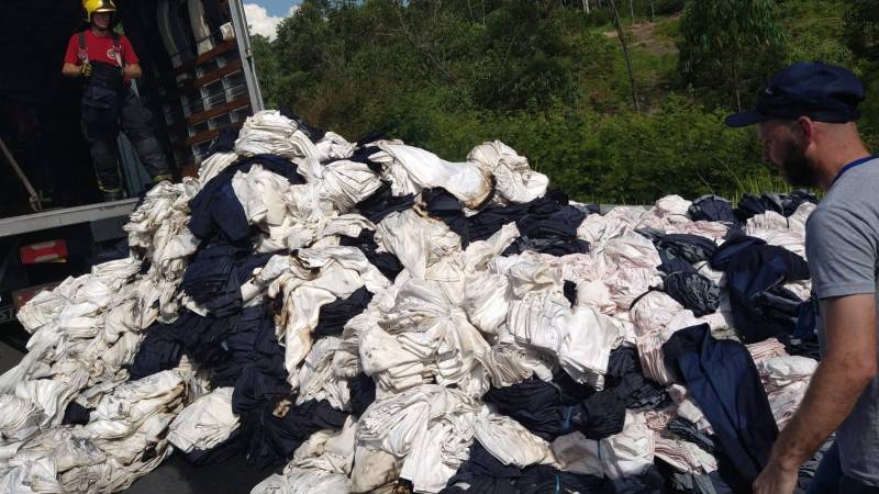 Bombeiros combatem fogo em caminhão carregado com calças jeans — foto 1