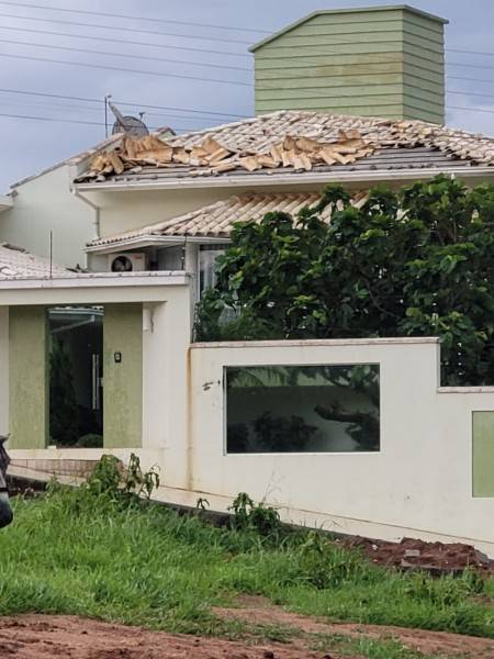Destelhamentos, árvores caídas e alagamentos: temporal causa estragos no Sul de SC — foto 2