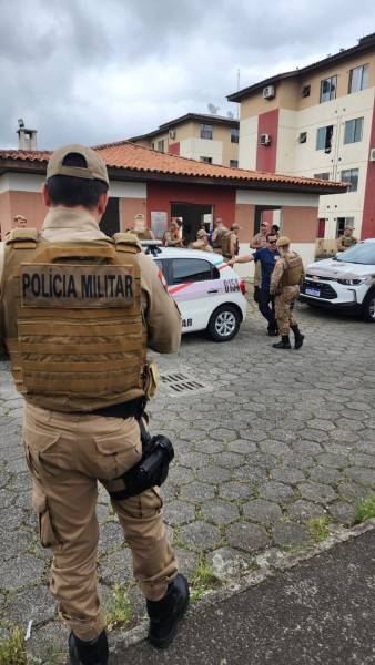 Operação identifica 'gatos de energia' e outras irregularidades em residencial em Criciúma — foto 7