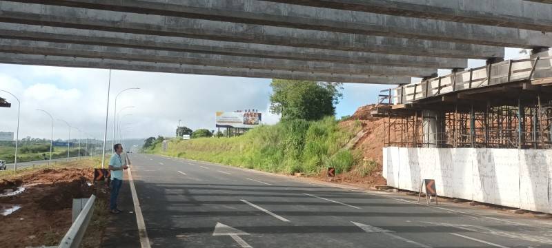Empreiteira conclui instalação de vigas em viaduto e bloqueios na Via Rápida são encerrados — foto 1