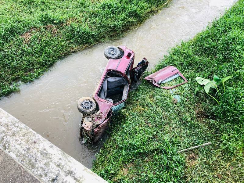Carro cai em rio após motorista perder controle da direção e colidir em poste — foto 1