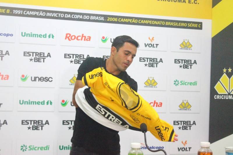 A camisa 23 tem dono: com direito a sessão de autógrafos, Éder é apresentado no Criciúma — foto 1