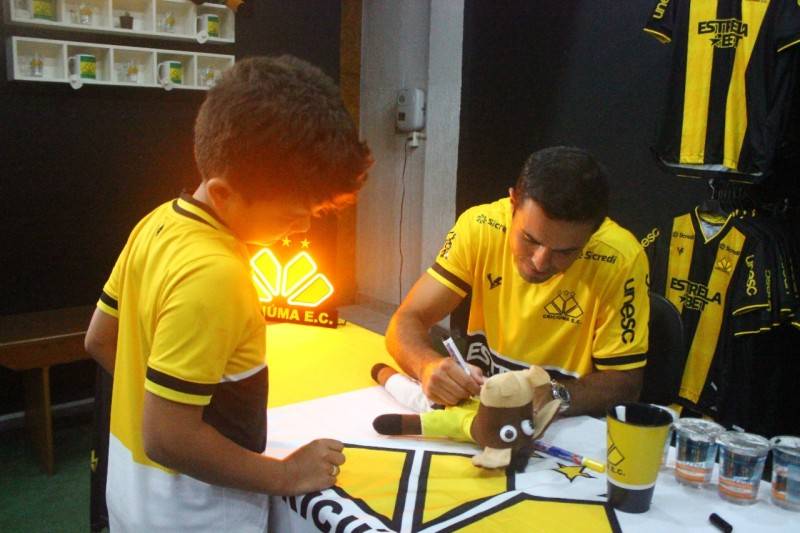 A camisa 23 tem dono: com direito a sessão de autógrafos, Éder é apresentado no Criciúma — foto 2