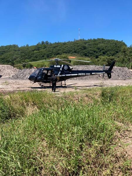 Motorista e criança ficam feridos em acidente envolvendo carro e trem — foto 1