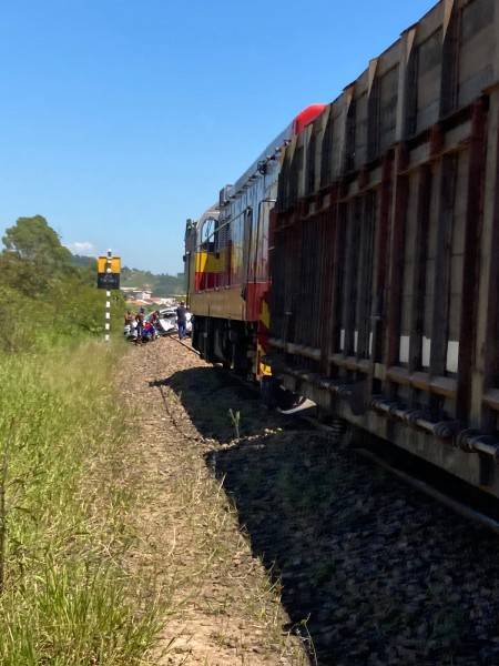 Motorista e criança ficam feridos em acidente envolvendo carro e trem — foto 2