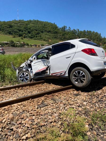 Motorista e criança ficam feridos em acidente envolvendo carro e trem — foto 5