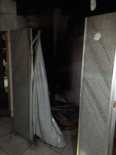 Bombeiros combatem incêndio em banheiro público da igreja matriz de Orleans — foto 1
