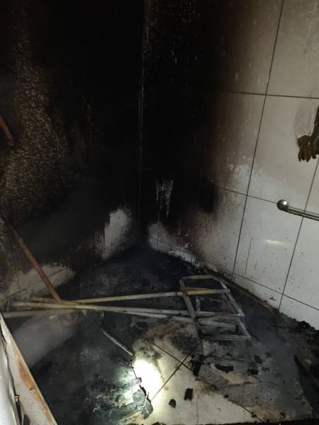 Bombeiros combatem incêndio em banheiro público da igreja matriz de Orleans — foto 2