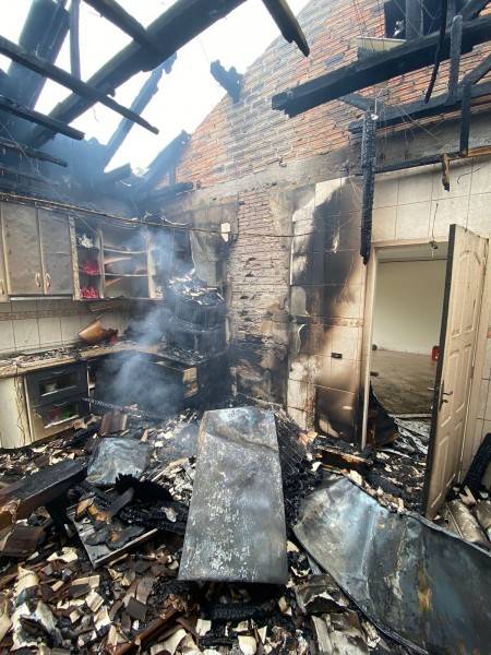 Bombeiros combatem incêndio em casa em Sombrio — foto 1