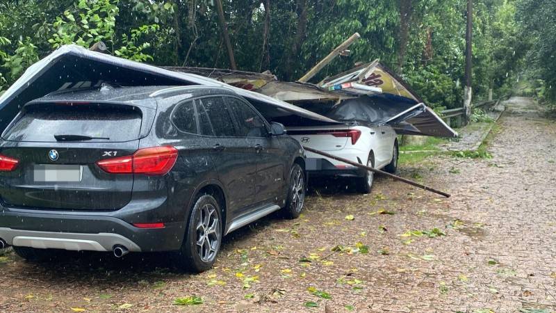 Chuva de granizo e vento derrubam árvores e placas no Sul de SC — foto 2