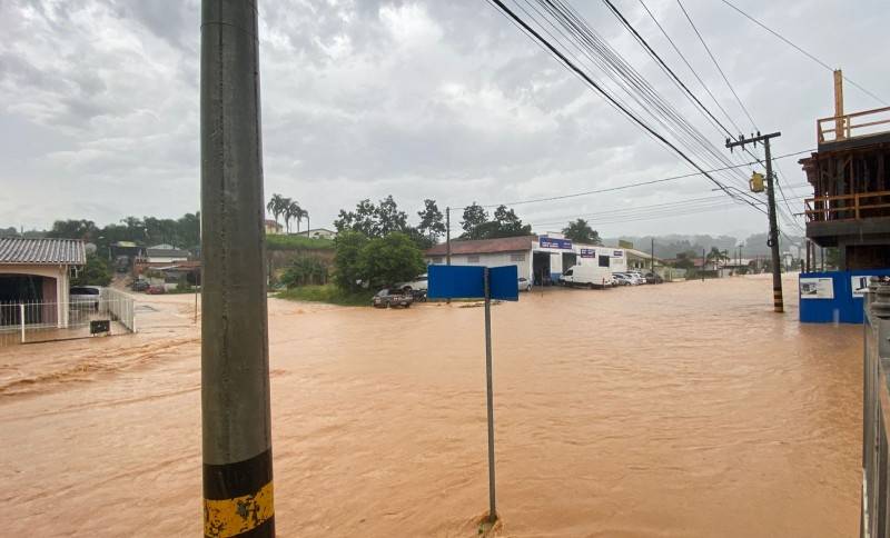 Vídeo: ruas do Centro de Braço do Norte ficam alagadas após córrego transbordar — foto 2