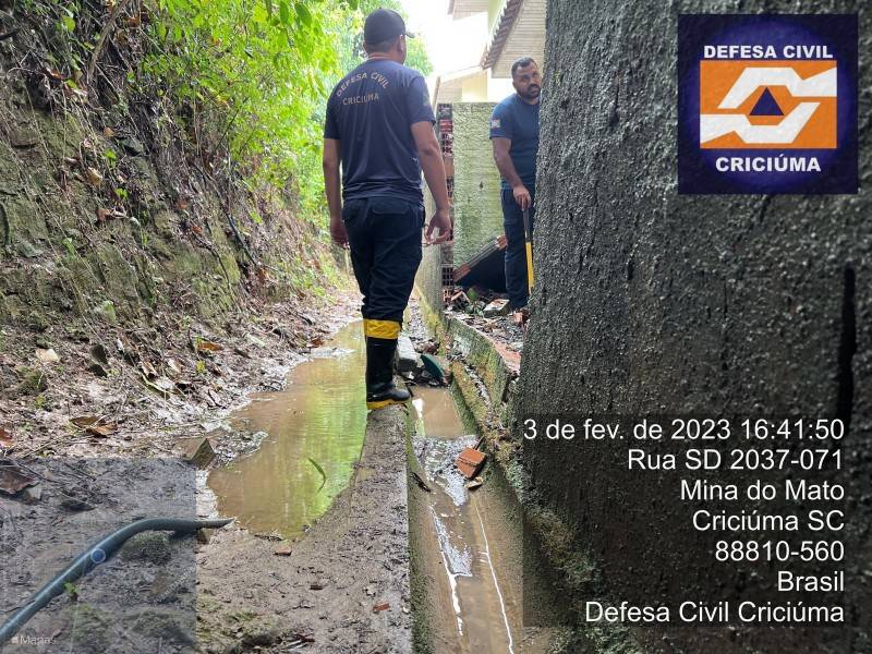 Chuva causa queda de muro, rompimento de asfaltos e alagamentos em Criciúma — foto 1