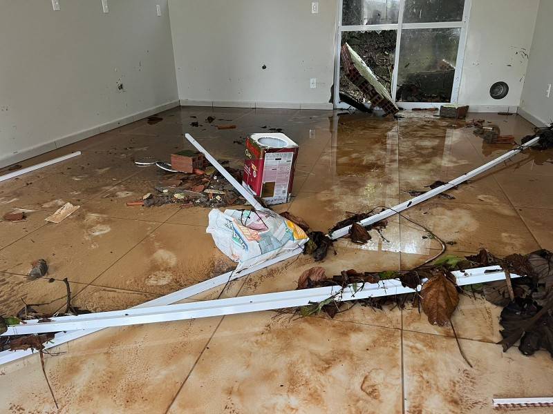 Chuva causa queda de muro, rompimento de asfaltos e alagamentos em Criciúma — foto 2