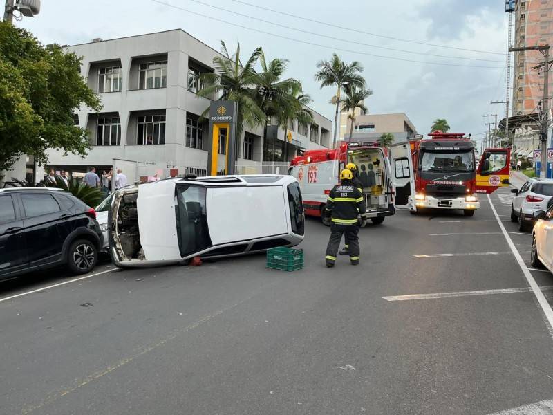 Carro dos Correios bate em veículo estacionado e tomba no Centro de Criciúma — foto 2
