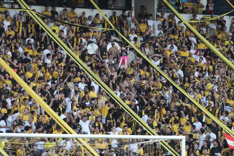 Mais de 10 mil torcedores enchem a arquibancada do Heriberto Hülse para acompanhar o Tigre — foto 2