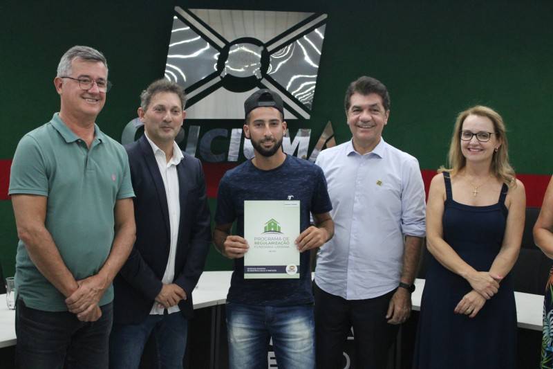 Prefeitura de Criciúma entrega 50 escrituras para diversos bairros — foto 1