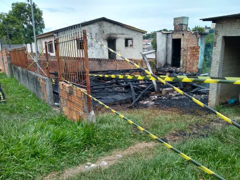 Casa é destruída durante incêndio no bairro Ana Maria — foto 1