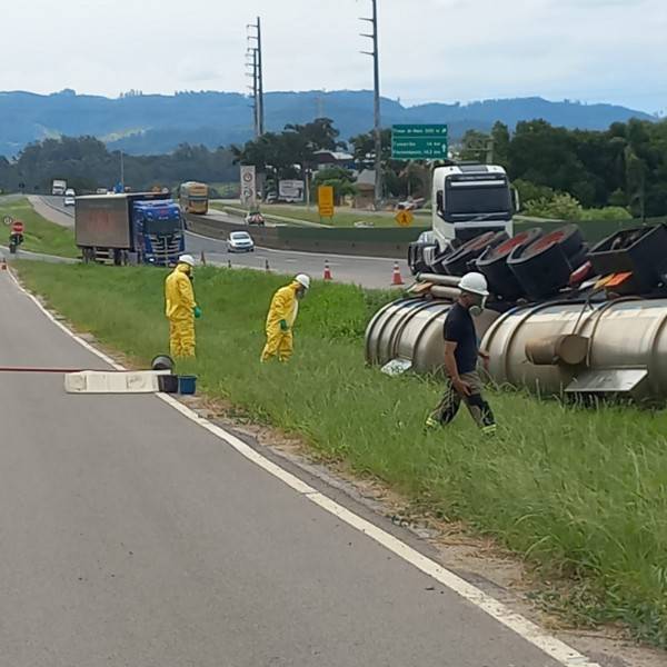 Carreta transportando produto químico tomba na BR-101 — foto 1