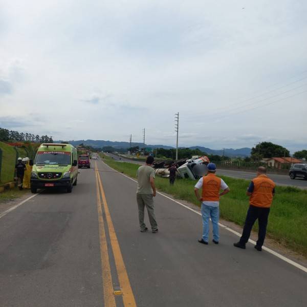 Carreta transportando produto químico tomba na BR-101 — foto 6