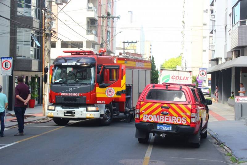 Bombeiros combatem incêndio em edifício no Centro de Criciúma — foto 1