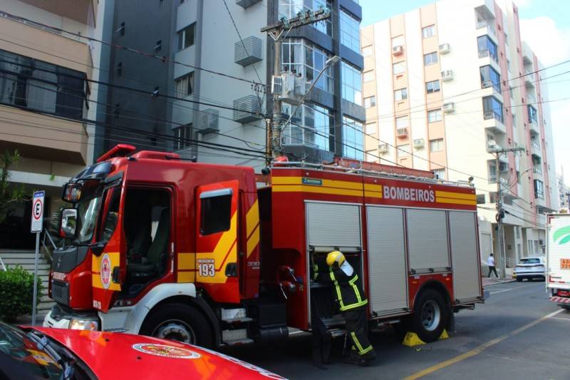 Bombeiros combatem incêndio em edifício no Centro de Criciúma — foto 2