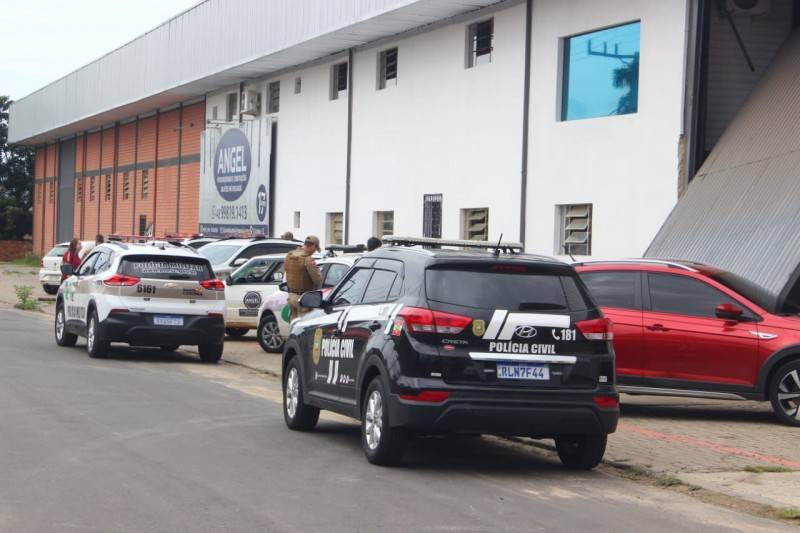 PM recupera caminhão roubado em possível desmanche em Criciúma; veículo estava carregado com cigarro — foto 1