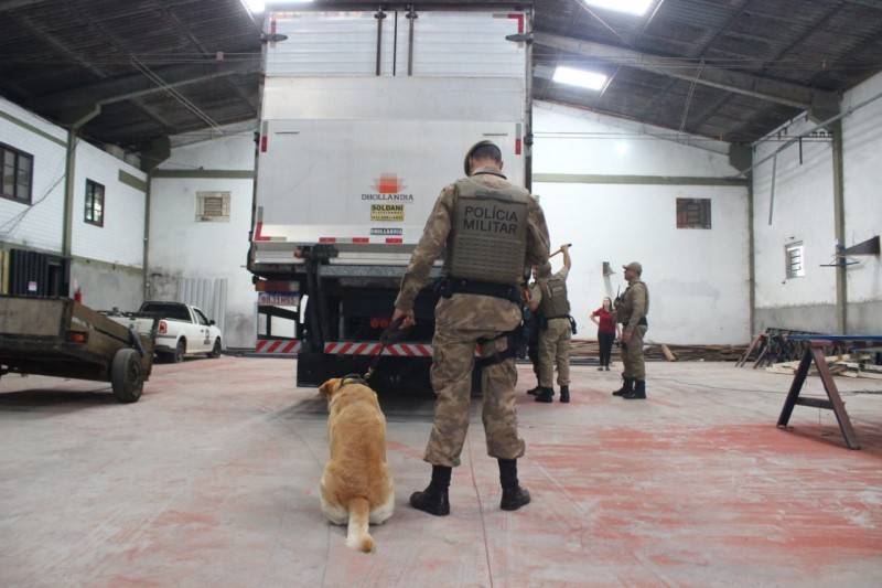 PM recupera caminhão roubado em possível desmanche em Criciúma; veículo estava carregado com cigarro — foto 2