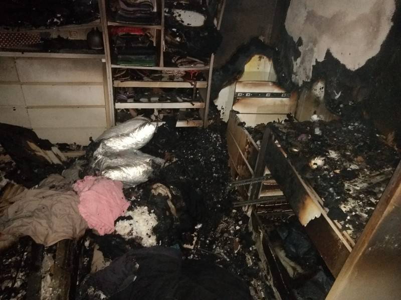 Bombeiros combatem incêndio em casa no bairro Laranjinha — foto 1