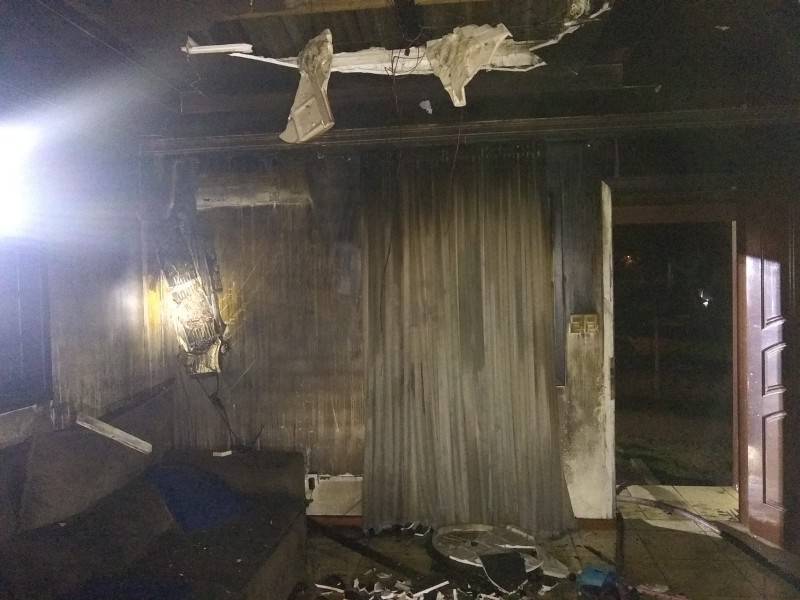 Bombeiros combatem incêndio em casa no bairro Laranjinha — foto 2