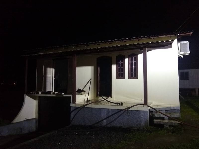 Bombeiros combatem incêndio em casa no bairro Laranjinha — foto 4
