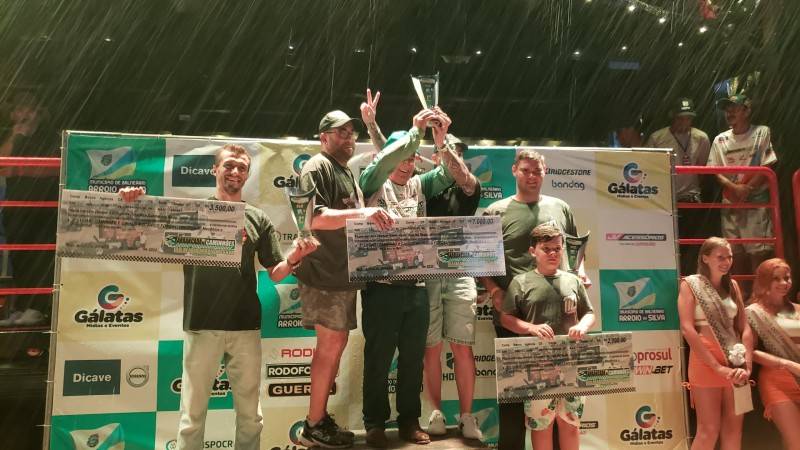 Campeões da Arrancada de Caminhões comemoram a taça Angela Carminatti — foto 1