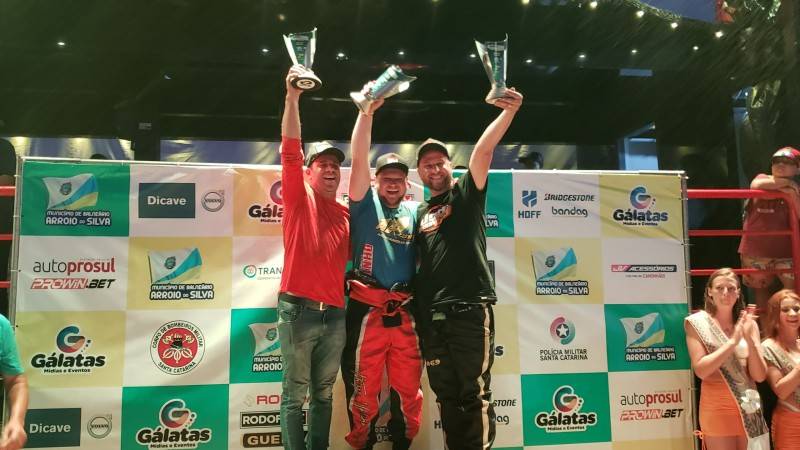 Campeões da Arrancada de Caminhões comemoram a taça Angela Carminatti — foto 2
