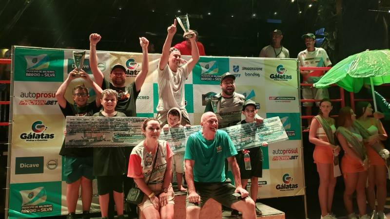 Campeões da Arrancada de Caminhões comemoram a taça Angela Carminatti — foto 8