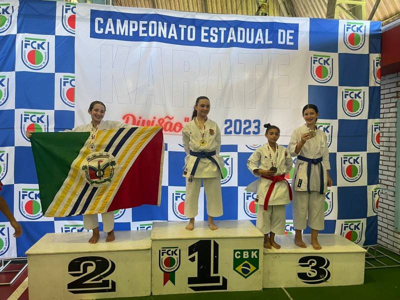 Cocal do Sul conquista 13 medalhas em campeonato de karatê — foto 1
