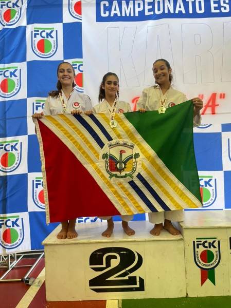 Cocal do Sul conquista 13 medalhas em campeonato de karatê — foto 2