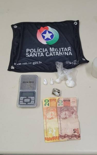 Suspeito é preso após ser flagrado escondendo droga embaixo de tijolo — foto 1