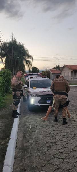 Suspeito é preso após ser flagrado escondendo droga embaixo de tijolo — foto 3