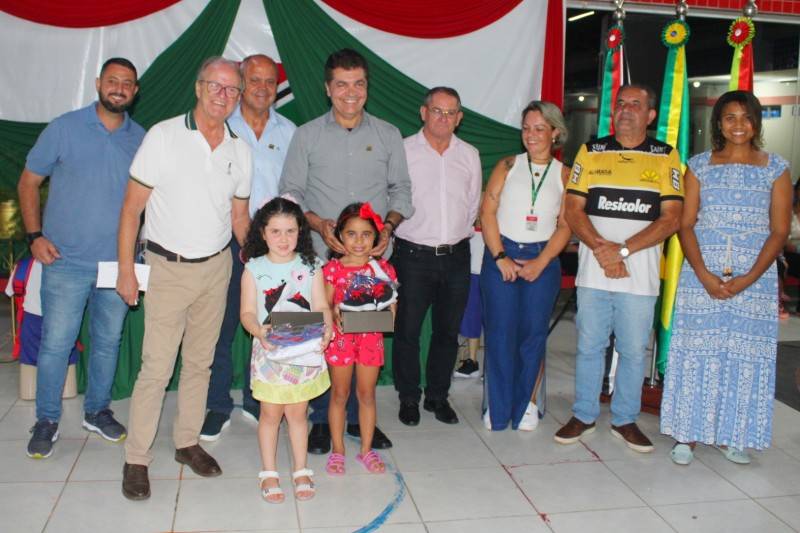 Governo de Criciúma inicia entrega de uniforme para alunos da Rede Municipal de Ensino — foto 1