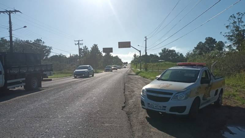 Rompimento de adutora provoca alteração no trânsito e deixa bairros de Içara sem água — foto 1