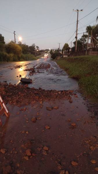 Rompimento de adutora provoca alteração no trânsito e deixa bairros de Içara sem água — foto 2