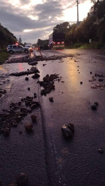 Rompimento de adutora provoca alteração no trânsito e deixa bairros de Içara sem água — foto 4