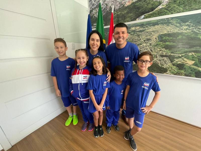 Prefeito Franqui Salvaro entrega 2.194 kits de uniformes em escolas da rede municipal — foto 1