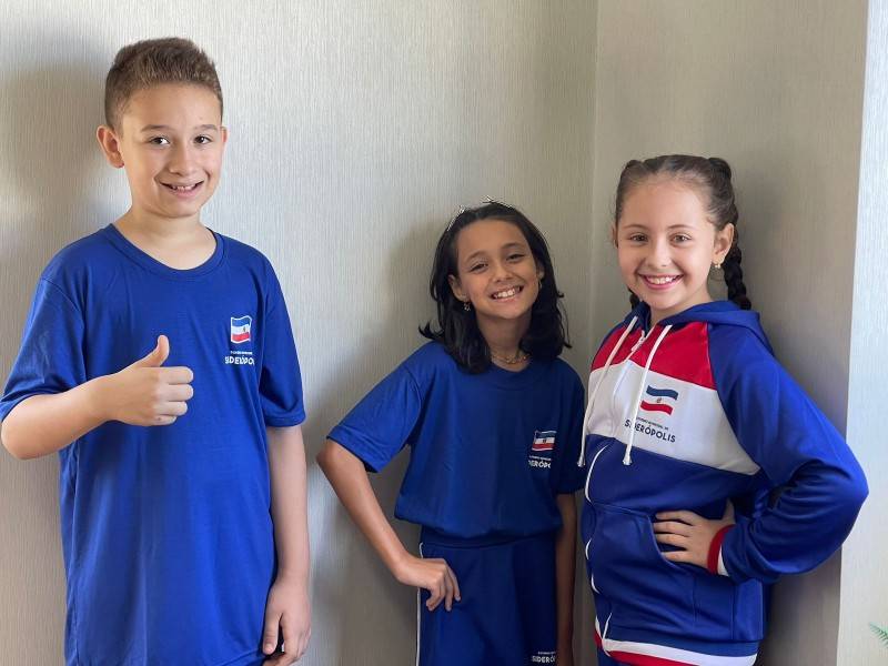 Prefeito Franqui Salvaro entrega 2.194 kits de uniformes em escolas da rede municipal — foto 2