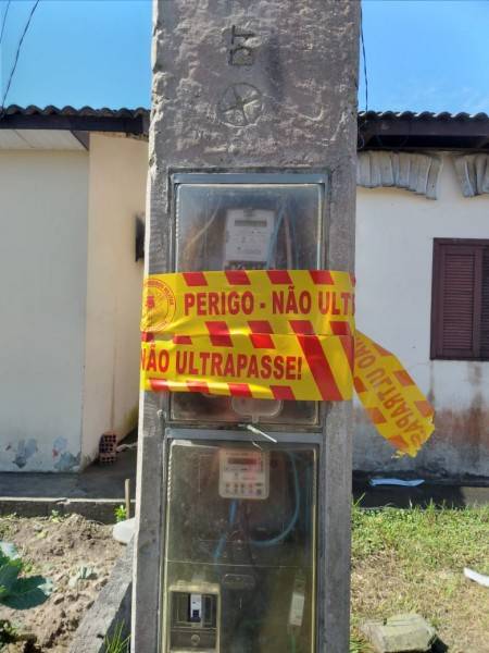 Balneário Arroio do Silva: bombeiros combatem incêndio em residência — foto 1