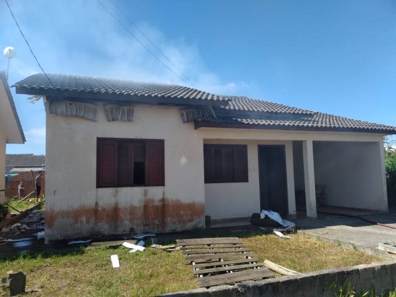 Balneário Arroio do Silva: bombeiros combatem incêndio em residência — foto 6