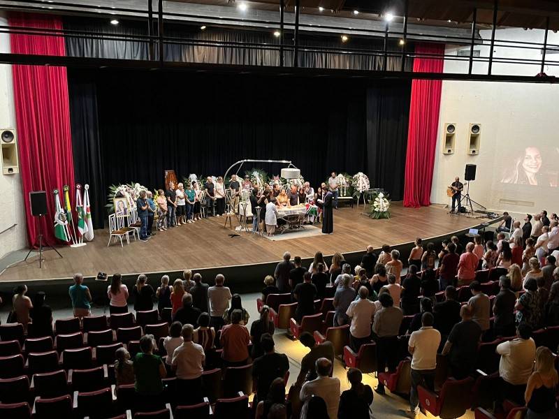 Emoção e homenagens marcam a despedida da ex-vereadora Tati Teixeira — foto 1